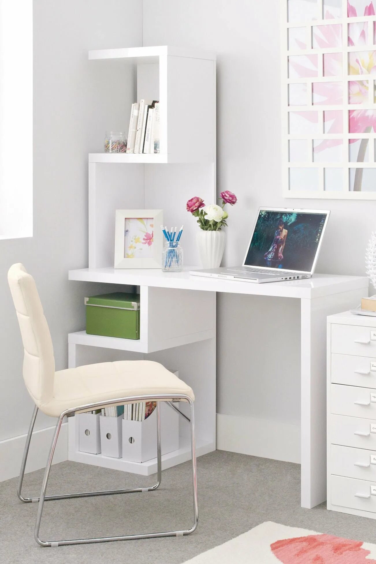 Письменный стол для маленькой комнаты. Мебель трансформер для маленькой кухни. Мебель маленькая стол. Компактный стол на кухню. Компактная мебель для маленькой квартиры.