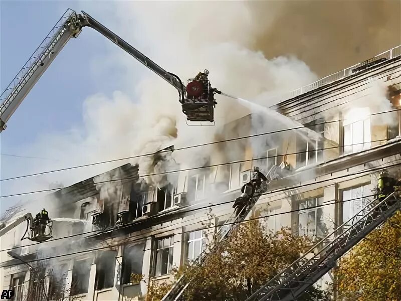 24 сентября 2021 пожар в москве. Пожар в университете в москве 2007. Общежитие рудн в москве пожар. 11. Пожар в общежитии рудн.