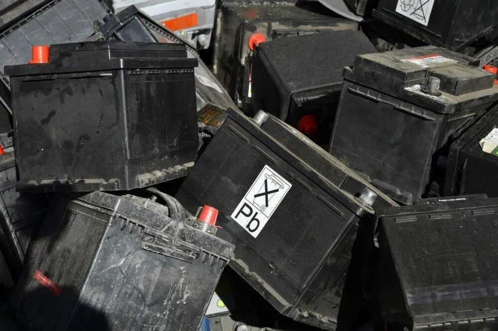 Восточно-сибирский втормет. Старый автомобильный аккумулятор. Сдать старый авто аккумулятор. Старый аккумулятор. Старый аккумулятор.