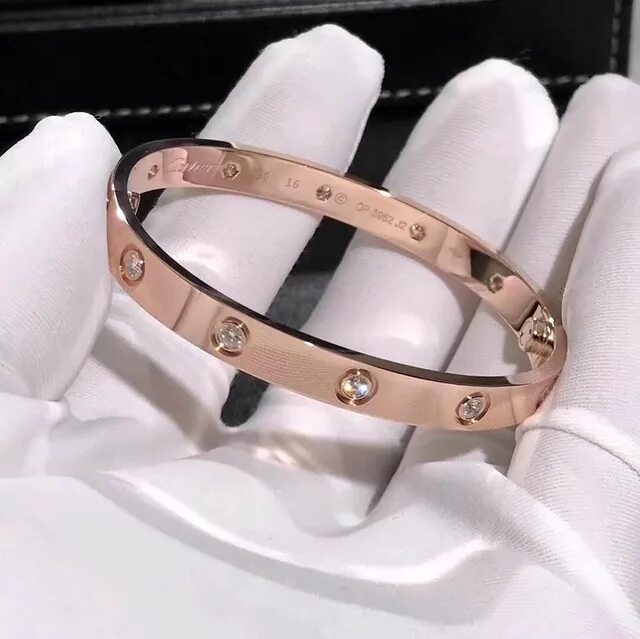 Золота браслеты картиер. Золотой браслет картье лав. Браслет cartier 1501689. Картье лав белое золото. Браслет cartier 1501689.