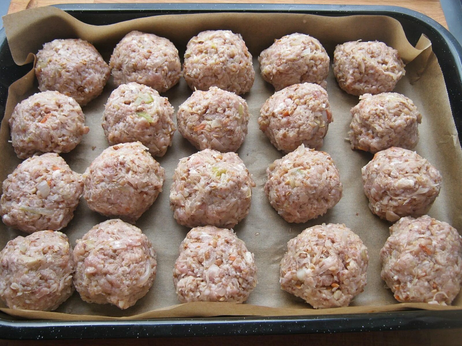 Что приготовить из гречки быстро и вкусно. Гречка с котлетами в духовке. котлеты из гречки с фаршем в духовке. гречневые котлеты с фаршем в духовке. гречневые котлеты в духовке диетические.