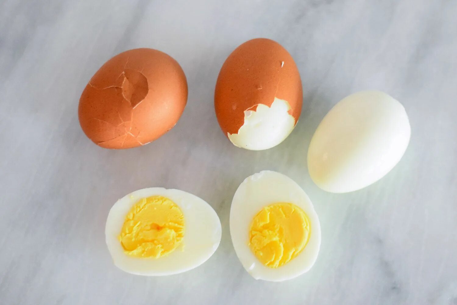 Яйца вкрутую. Яйца сваренные вкрутую. Скорлупа яиц. Белок и желток. Как приготовить яйца без скорлупы