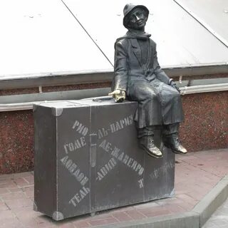 Сидящий и стоящий памятник