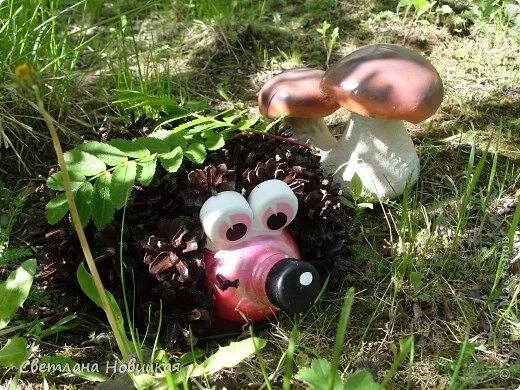 Еж из бутылки. Ежик из пластиковой бутылки. ежик из пластиковых бутылок. ёжик из пластиковой бутылки для сада.
