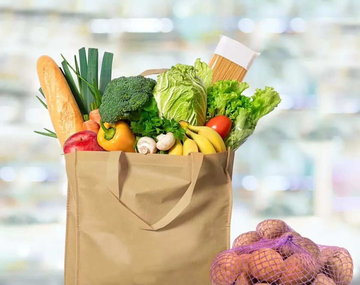 Курьер с продуктами. Продуктовый магазин. Поставки продуктов питания в магазин. Пакет с продуктами. Сборщик продуктов.