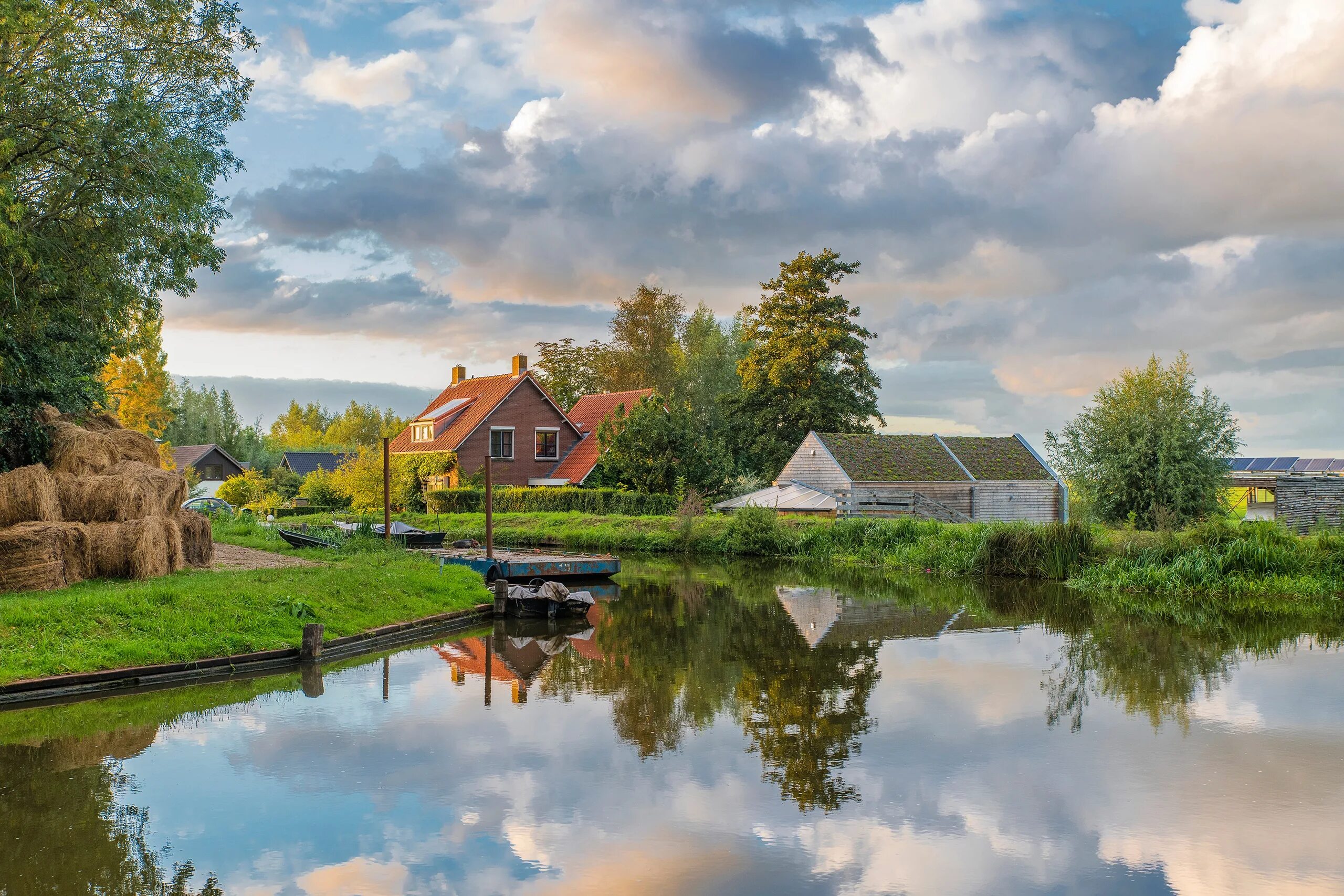 Домик в деревне у реки. Нидерланды природа. Обои домик у реки. Нидерланды фото природы. Картинка на рабочий стол деревня