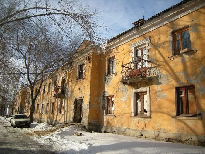 Сталинки года постройки. Старая сталинка. Старый сталинский дом. Послевоенные сталинки. Двухэтажные дома сталинки.