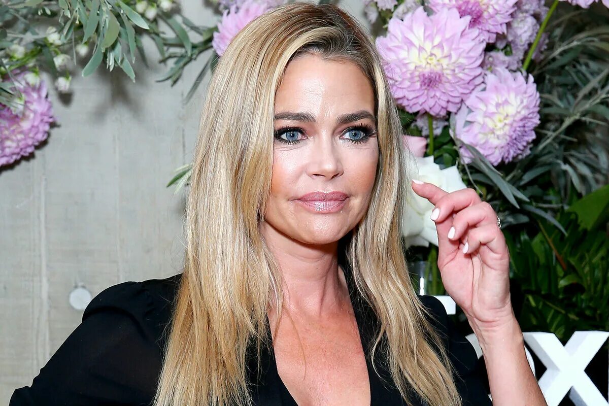 Некая знаменитость из фонтейна. Дениз Ричардс. Ltybc Hbxfh;c. Denise Richards 2020. Denise Richards сейчас.