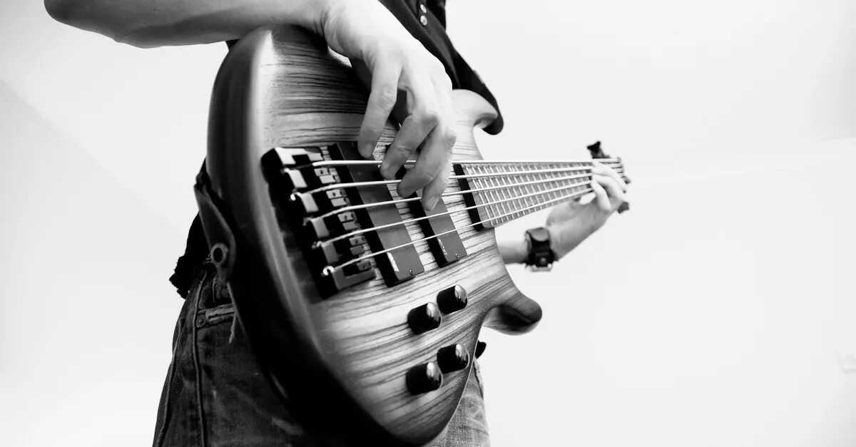 Bass Guitar Player. Bass playing. Бас гитара обучение. Бас-гитарист крутые картинки. Bass player