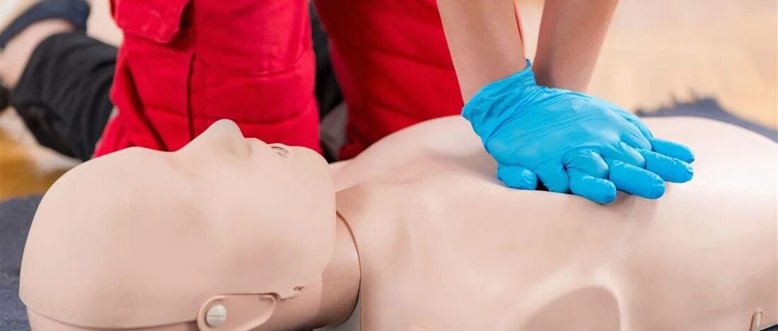 Оказание первой помощи для социального работника. First aid cpr. оказание первой помощи. манекен для оказания первой медицинской помощи. оказание помощи на манекене.