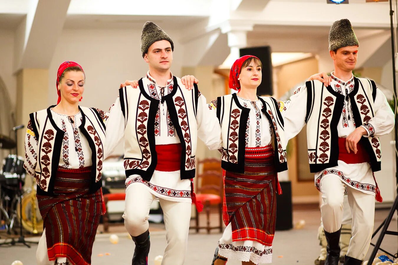 Молдаван нация. Национальный костюм Молдавии. Национальная одежда румынцев и Молдовы. Национальный костюм Молдавии мужской. Костюм Националь Молдовенеск.
