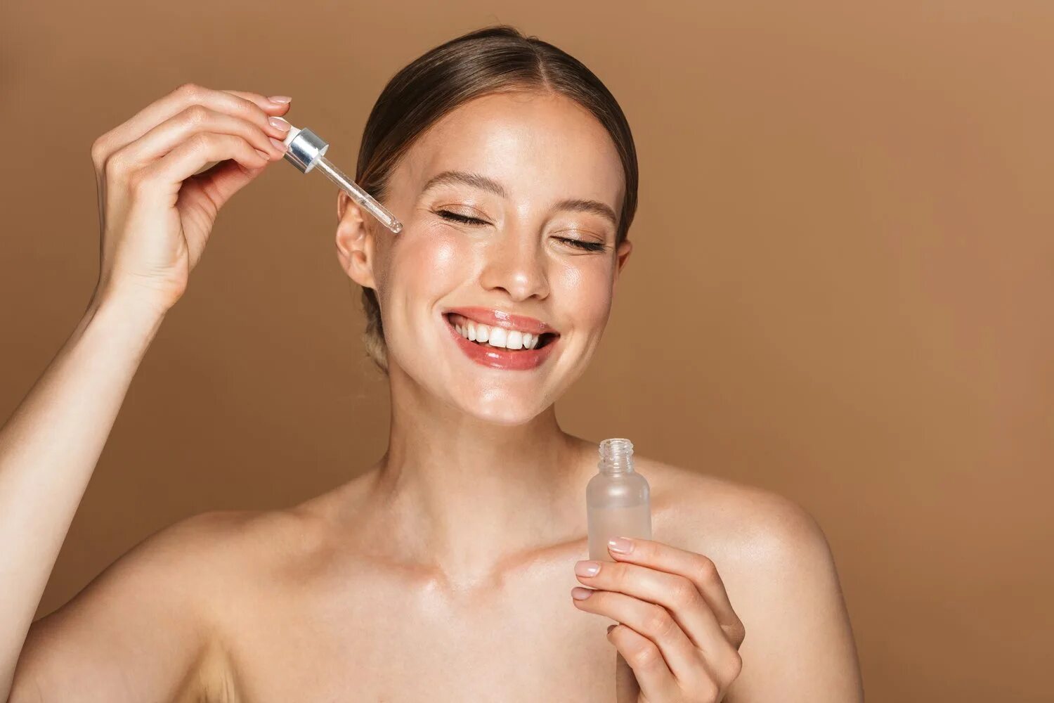Ретинол для лица летом. Face serum сыворотка. девушка сыворотка для лица. девушка с сывороткой. лицо.