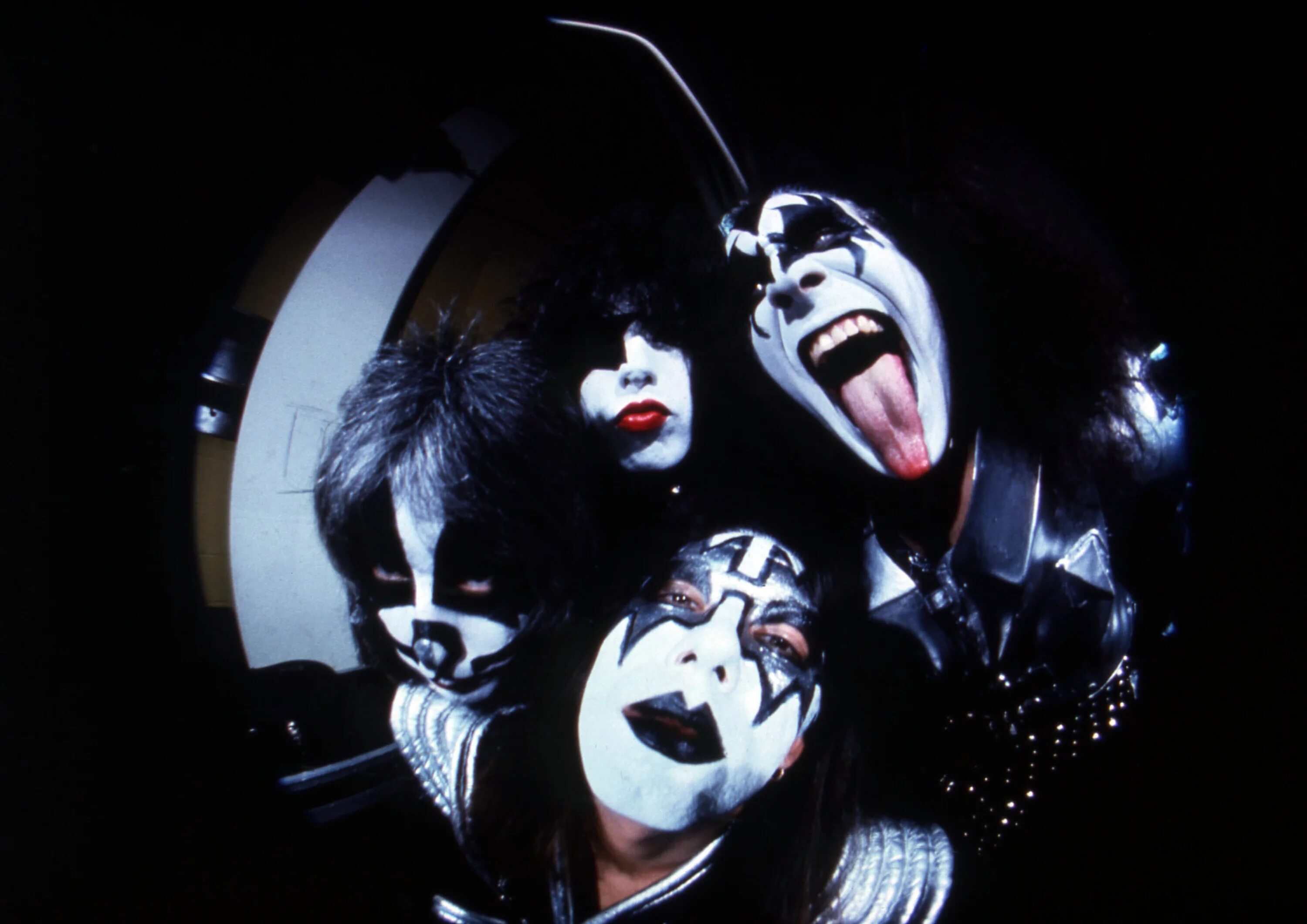 Группа Кисс Династия. Постер Kiss Gene Simmons. Группа Кисс постеры 1977. Kiss 70s. Музыка на телефон kiss kiss