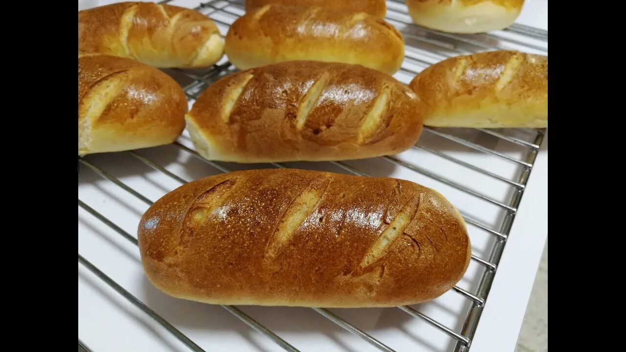 Французская выпечка с кремом. Злаковые булочки. Булочки батончики. Булочки с курагой. Булочка с кориандром.