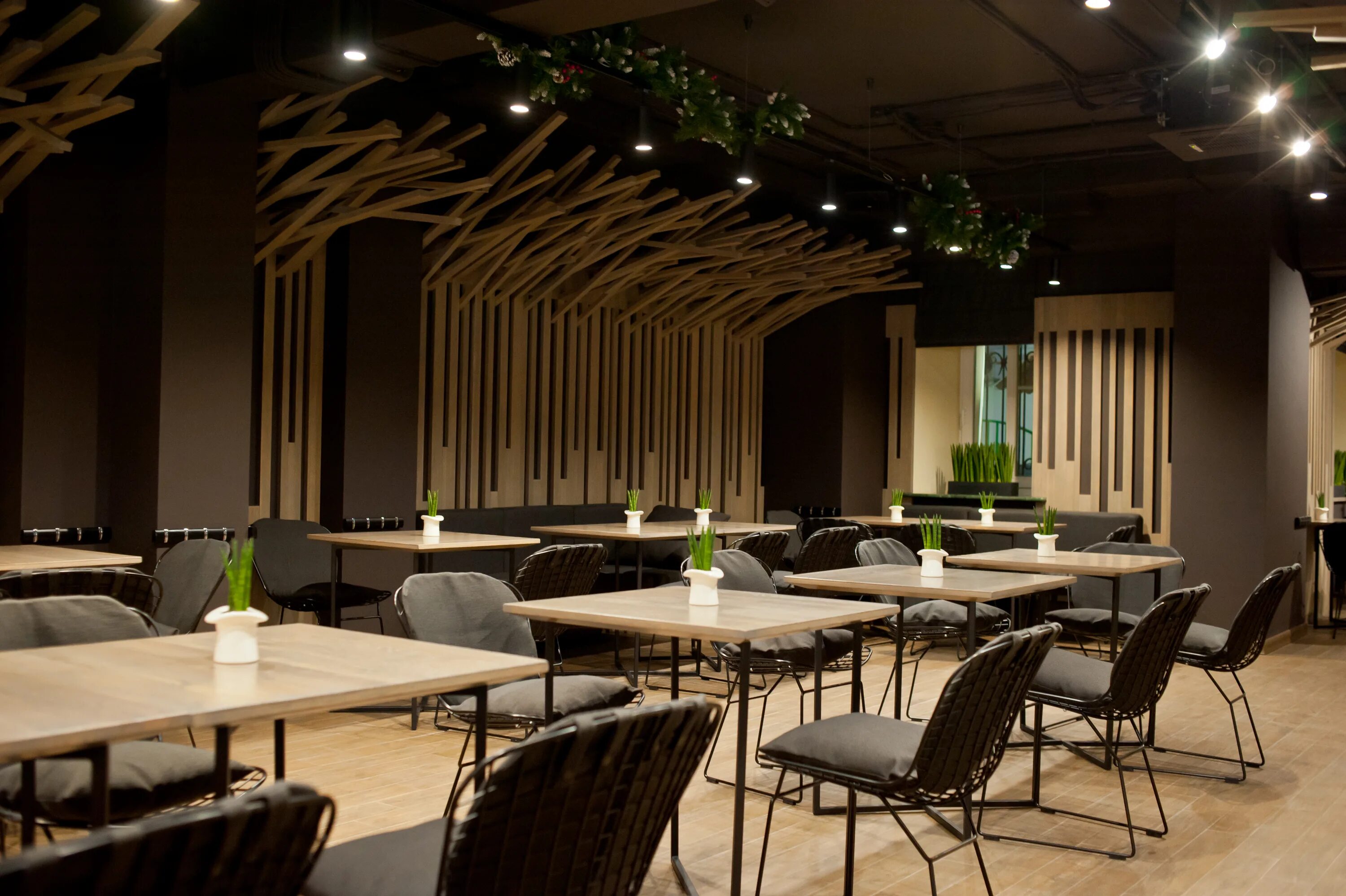 Ресторан селфи новинский бульвар. Испанский интерьер ресторана. Кафе огни москвы. Хорошие рестораны на севере. Ресторан северный в хабаровске.