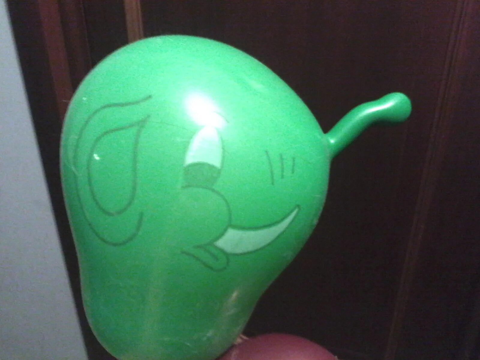 Надуваем зеленые воздушные шарики. Надувает шарик. Надуваем воздушные шары. Надувание воздушного шарика. Надувной шар.