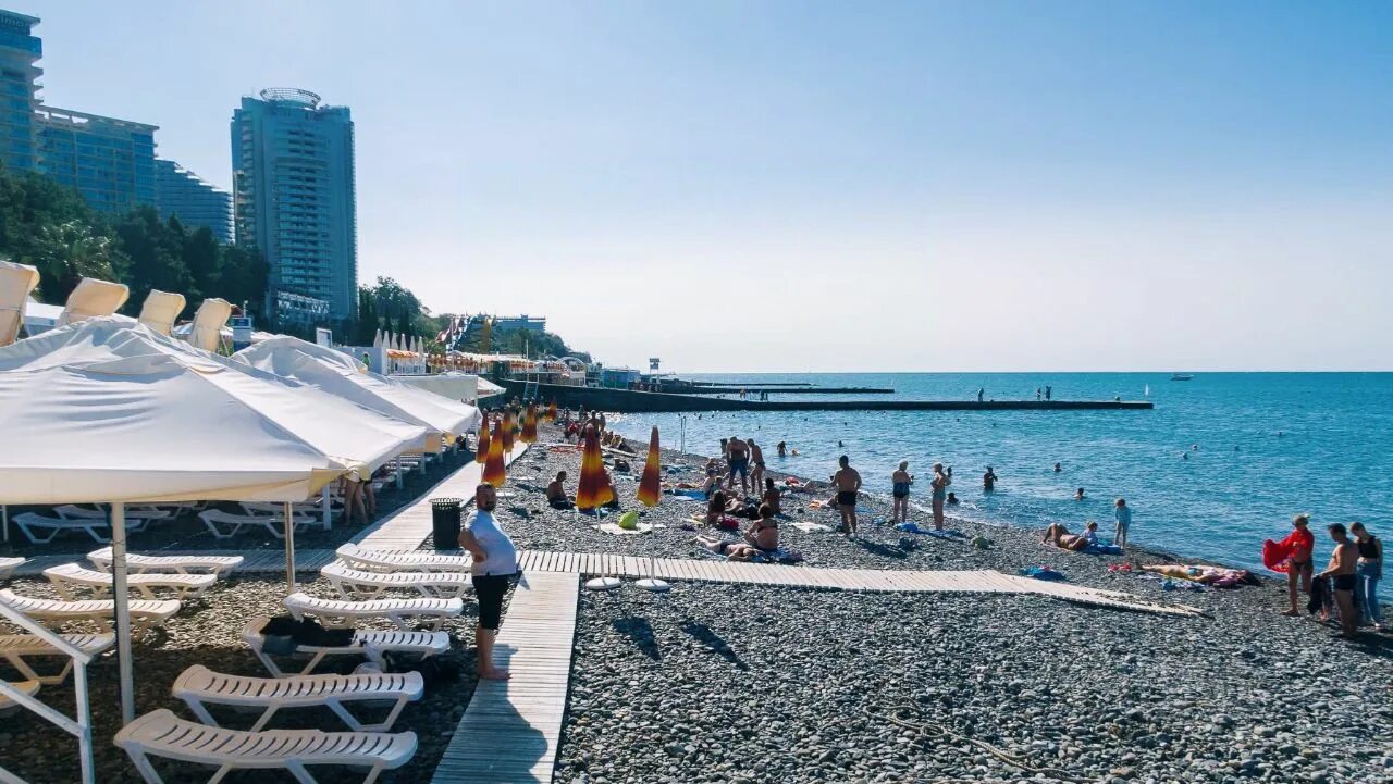 Сочи со своим пляжем. Сочи со своим пляжем. Сочи адлер набережная олимпийский парк. Приморская улица сочи. Гранд отель жемчужина пляж.