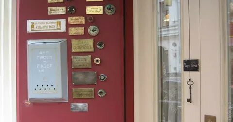 Двери в коммуналку