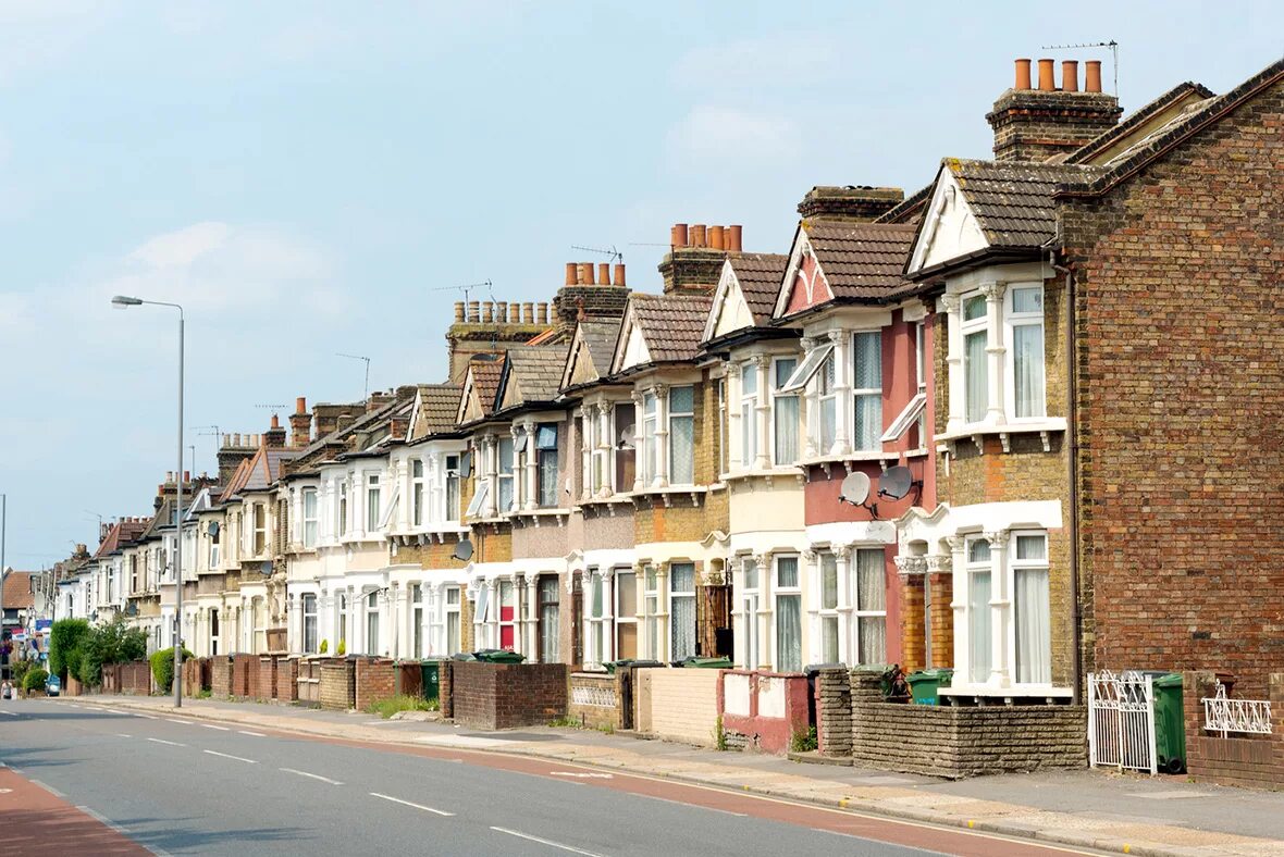 Housing in uk. Terraced Houses в Англии. A Terrace House в Англии. Британия terraced. Сплошные дома в Великобритании.