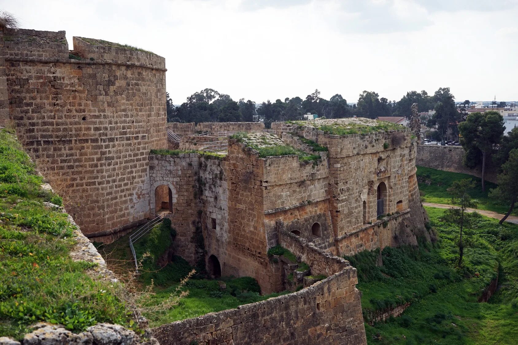 Бастион крепость. Древней крепости Фамагуста. Бастион Испания. Средневековая крепость Фамагусты.