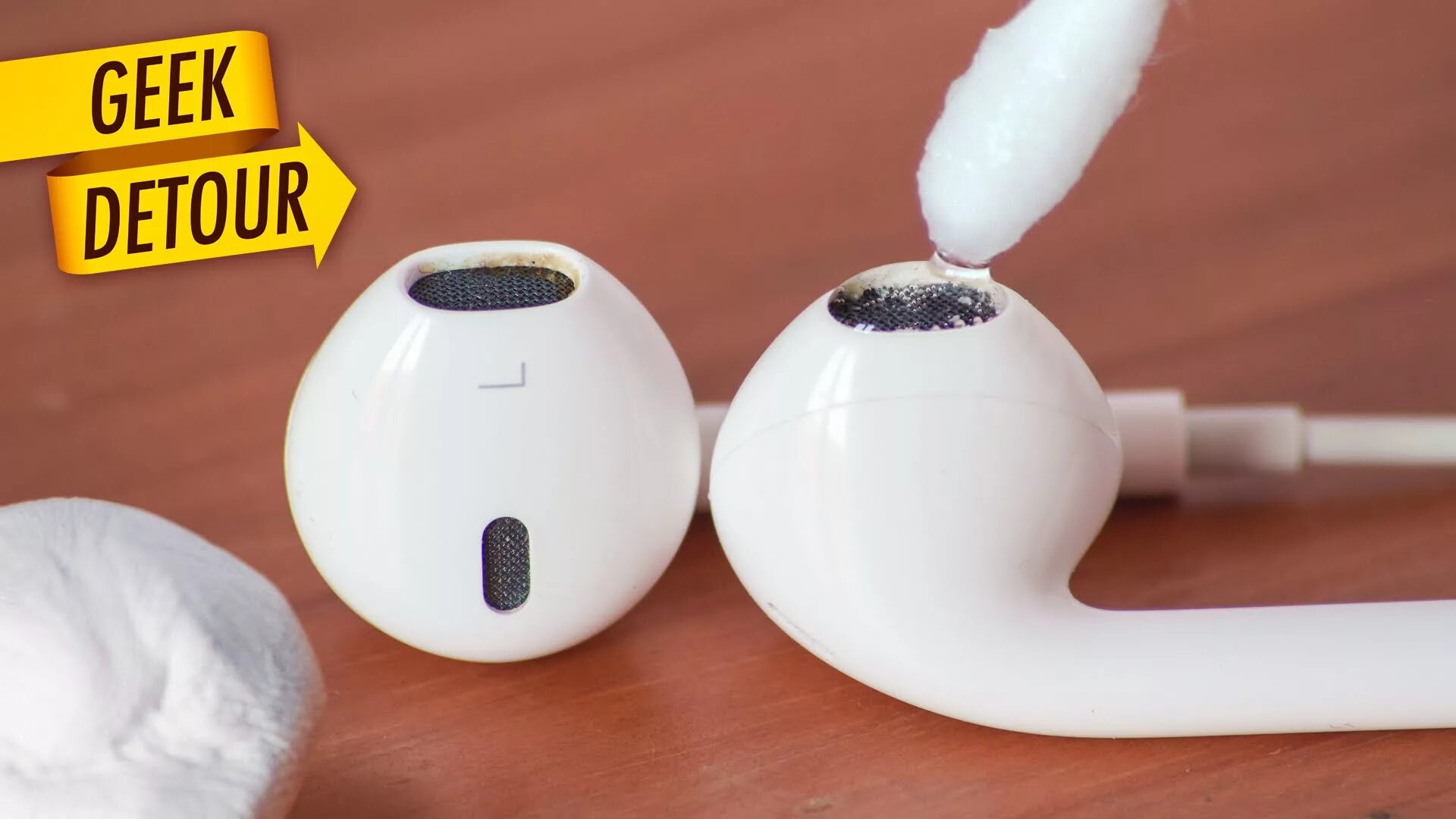 AIRPODS Pro 2 чистка микрофона. Чистка наушников Apple Earpods. Наушник беспроводной для чистки. Грязные аирподс.