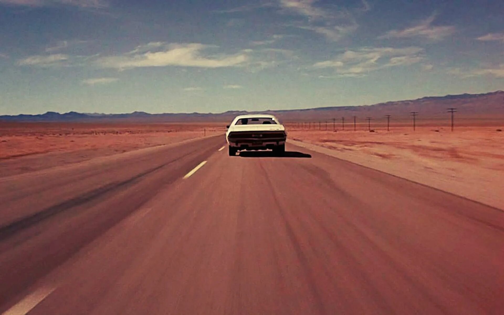 одичавшие (фильм 2013) шериф. клип где машина едет по пустыне. клип где машина едет по пустыне. страх и ненависть в лас-вегасе машина. виктория медлин исчезающая точка.