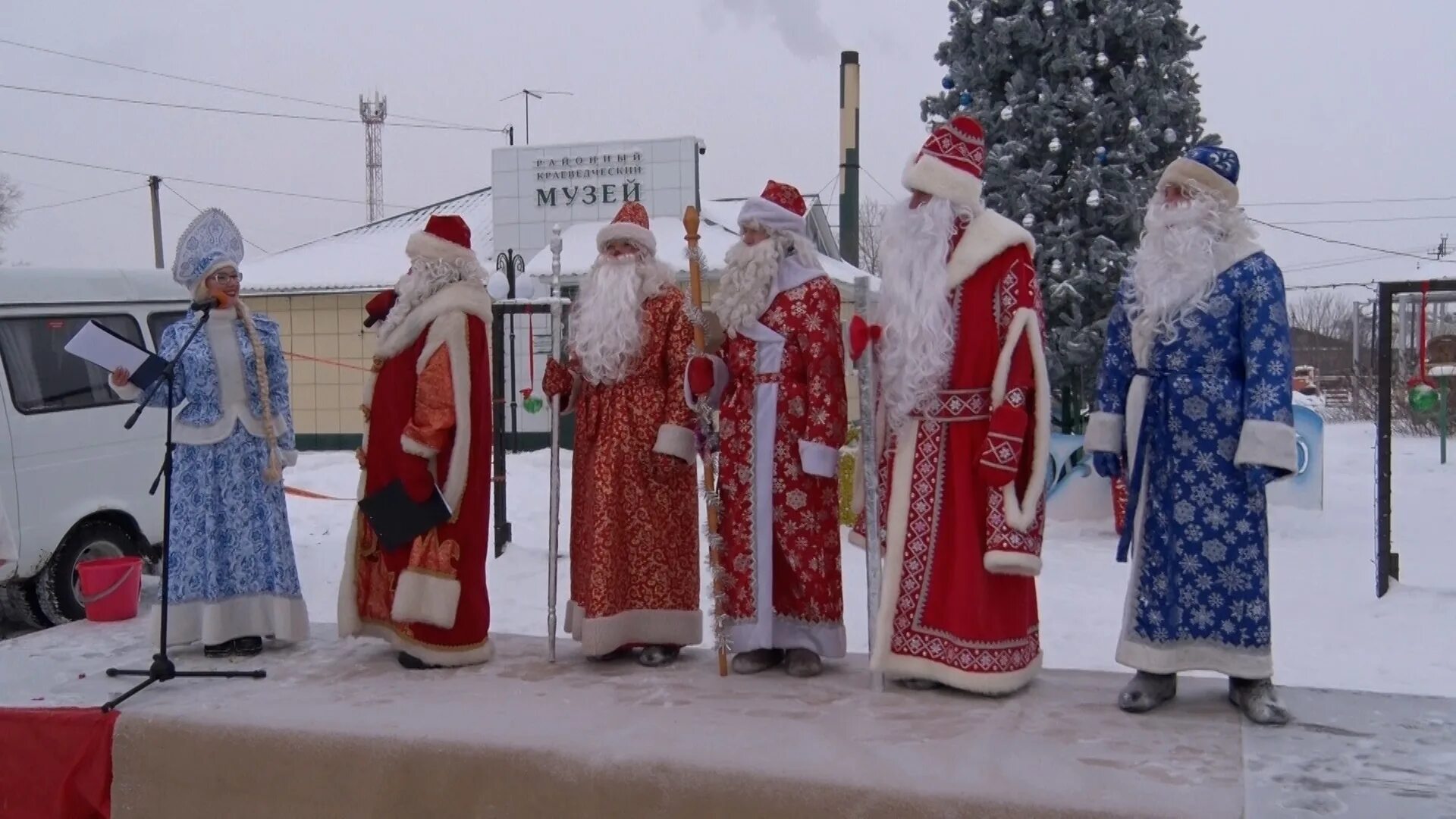 Конкурс деда мороза. Конкурс самый лучший дед мороз. Парад дедов морозов рисунок. Конкурс на лучшего деда мороза. Фото в костюме деда мороза на улице.