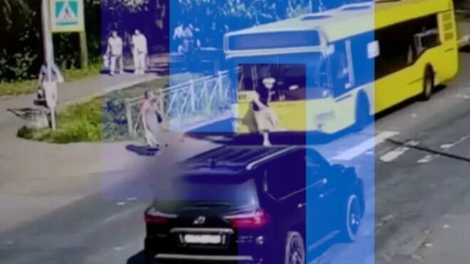 Санкт петербург песочное автобус. Наезд автобуса на пешехода веневский район. наезд на пешехода адлер 18.01.2025 на зебре. в майкопе маршрутка сбила женщину на зебре.
