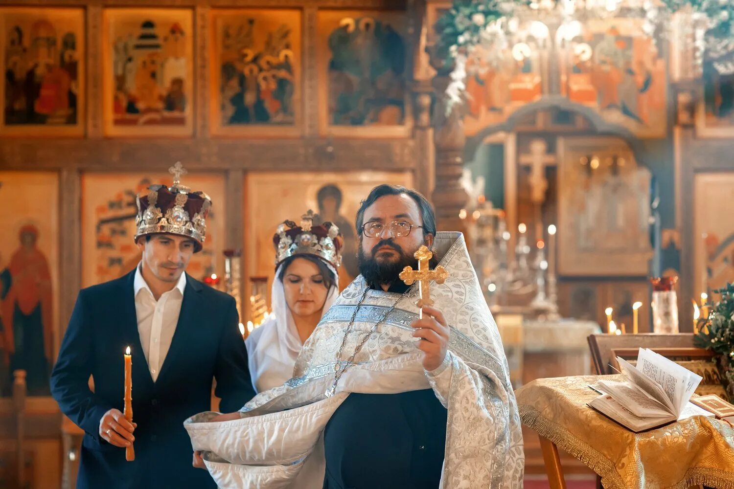 обряд венчания в православной. таинство брака (благовест). обряд венчания в православной. христианская семья венчание.