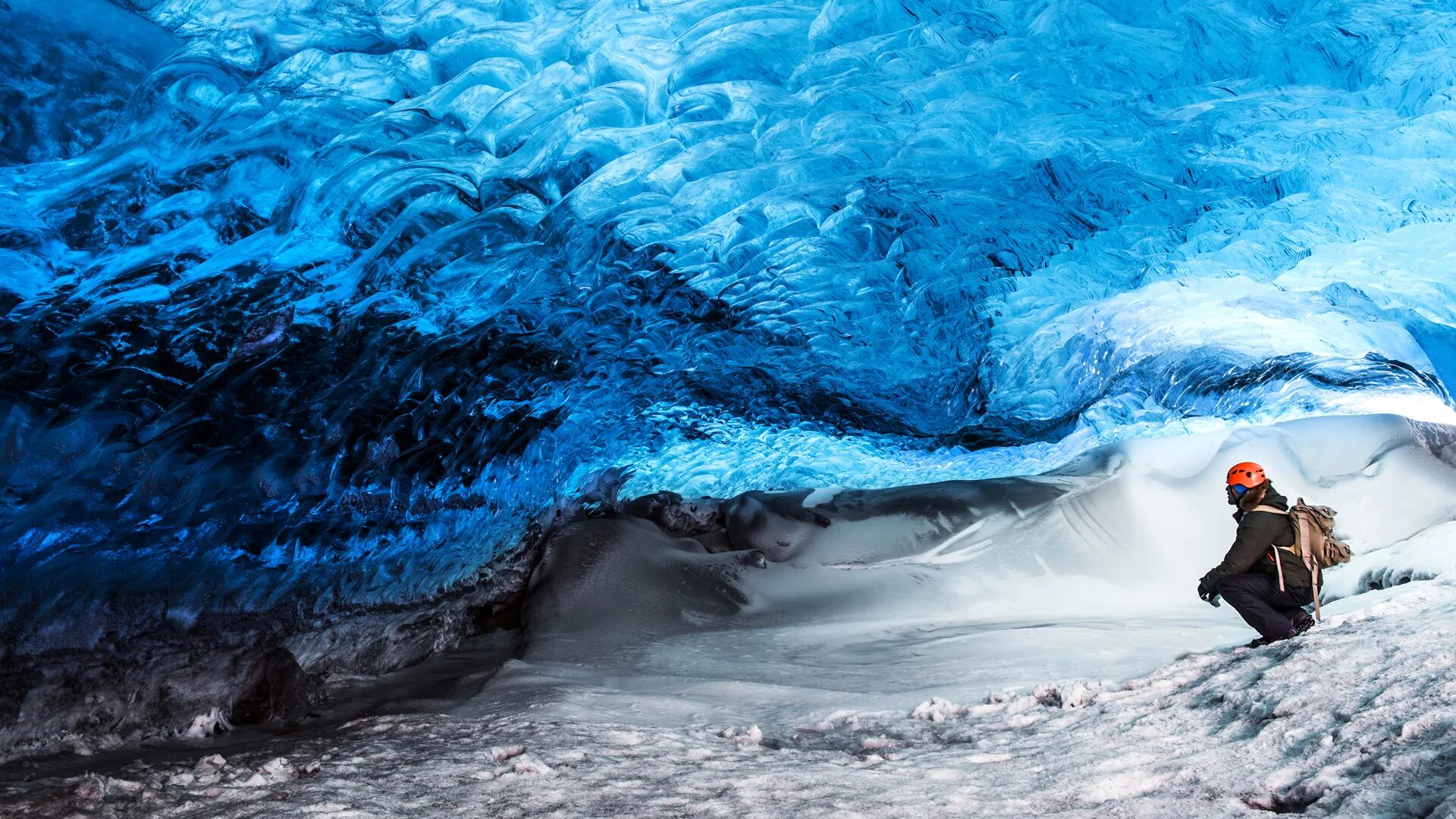 Холодная девушка. К чему снится идти по льду. Ноги во льду. Ноги идущие по льду. Скользкость льда.