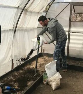 Что внести в землю в теплице осенью
