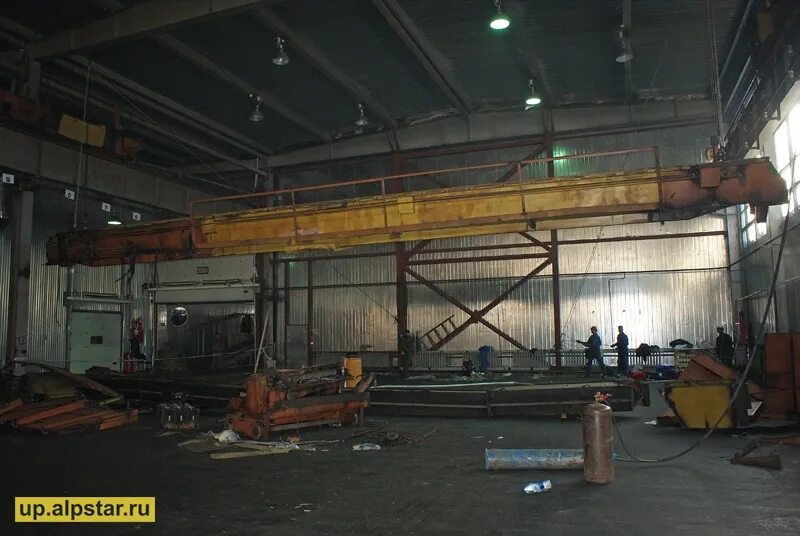 Демонтаж мостовых кранов цеховые. Мостовой кран 20/5 т. Монтаж мостового крана. Сафогрейфер мостового крана. Демонтаж мостовых кранов цеховые.