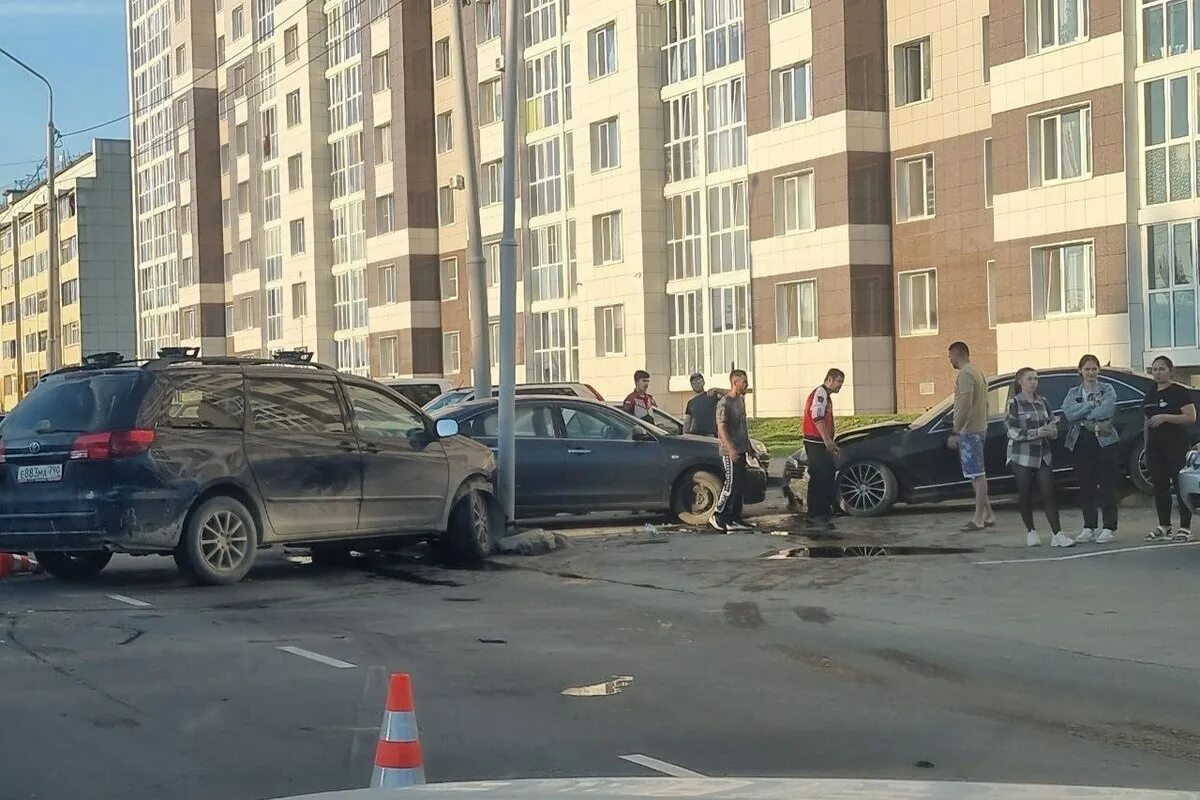 Происшествия южно сахалинск. Столкнулись три автомобиля.