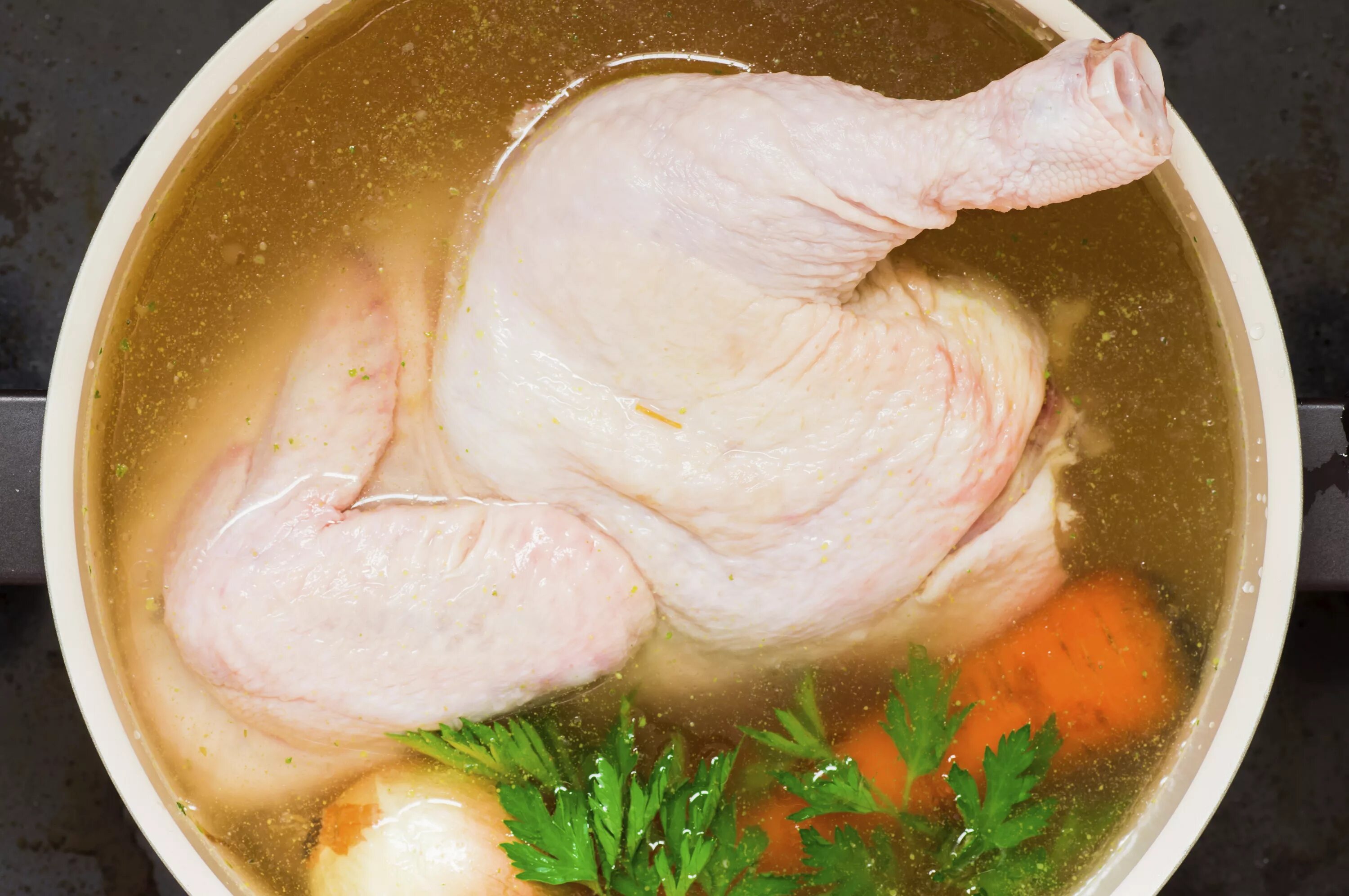 Ли варить бульон из замороженного мяса. Бульон с курицей. отваривание курицы. варка курицы. курица для варки.