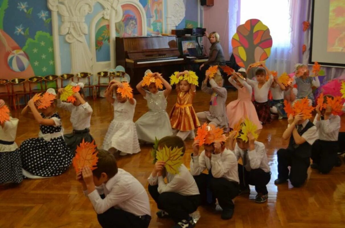 Праздник осени в детском. Праздник осени в детском саду подготовительная группа. Праздник осени в детском саду старшая группа. Осенний праздник в подготовительной группе.