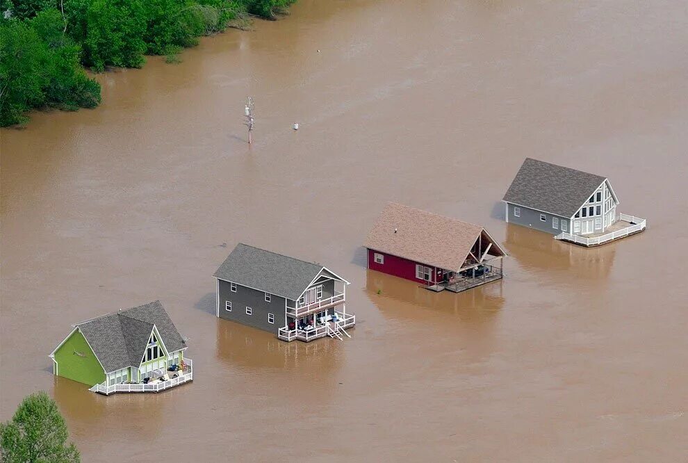 Два затопленных дома. Наводнение Миссисипи 1993. Затопление домов. Затопленный дом. Затопило дом.