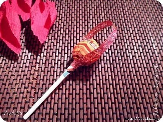 Чупа чупс из гофрированной бумаги. Цветок из чупа чупса и гофрированной бумаги. чупа чупс в гофрированную бумагу. цветы из гофрированной бумаги с чупа чупсом.