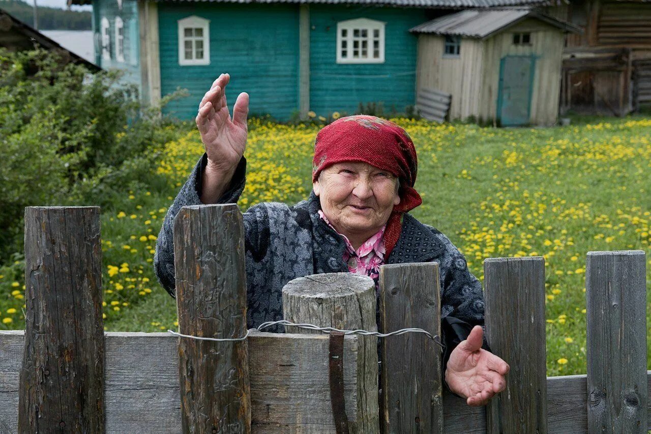 Старушка заметить. Пенсионеры в деревне. Бабушка в деревне. Бабуля в деревне. Люди в деревне.