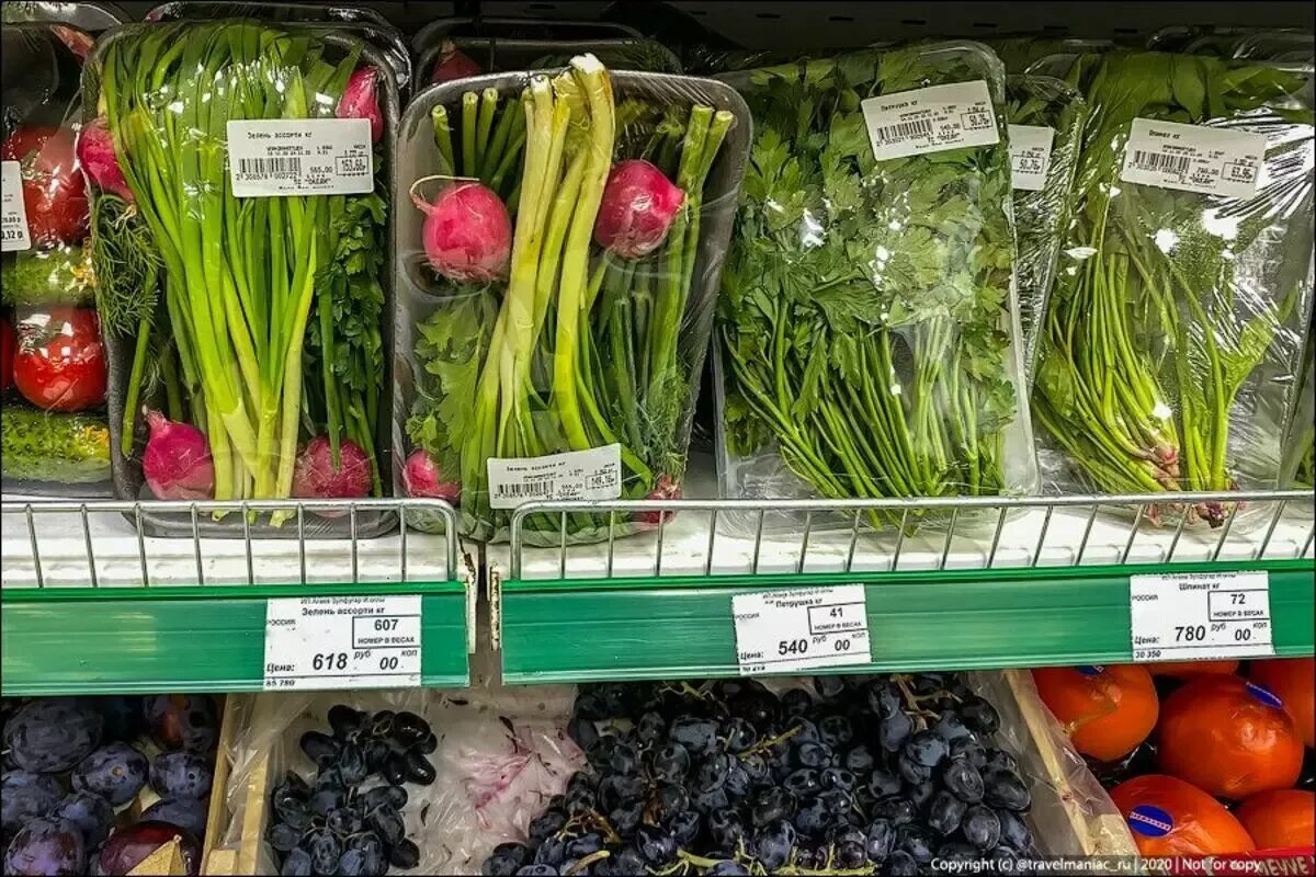 продавец в магазин фрукты овощи. супермаркет. продавец магазина овощи. продавец фруктов на рынке. продавец в магазин фрукты овощи.