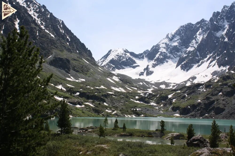 озеро дед. озеро дед. высокогорный морозный воздух. мультинские озера алтай база. дед в проруби.