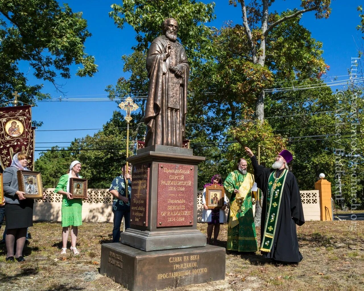 Житие сергия радонежского памятник век. Памятник преподобному сергию Радонежскому. Памятник преподобному сергию Радонежскому в Сергиевом Посаде. Скульптура преподобного Сергия Радонежского Дзержинск. Памятник преподобному сергию Радонежскому в. Клыкова.