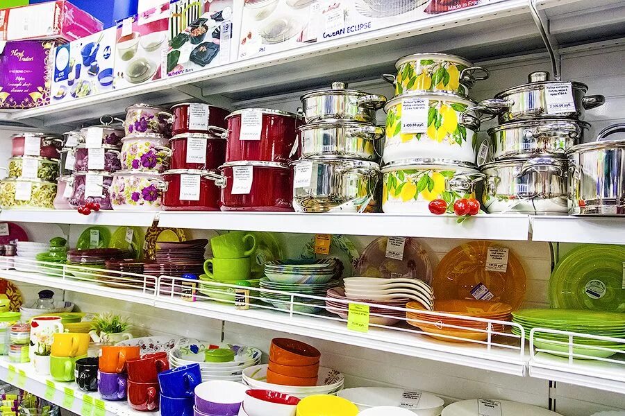 Товары для магазина посуды. Посуда ассортимент. Оборудование для магазина посуды. Выкладка посуды в магазине. Фирменный магазин дулевского фарфора.