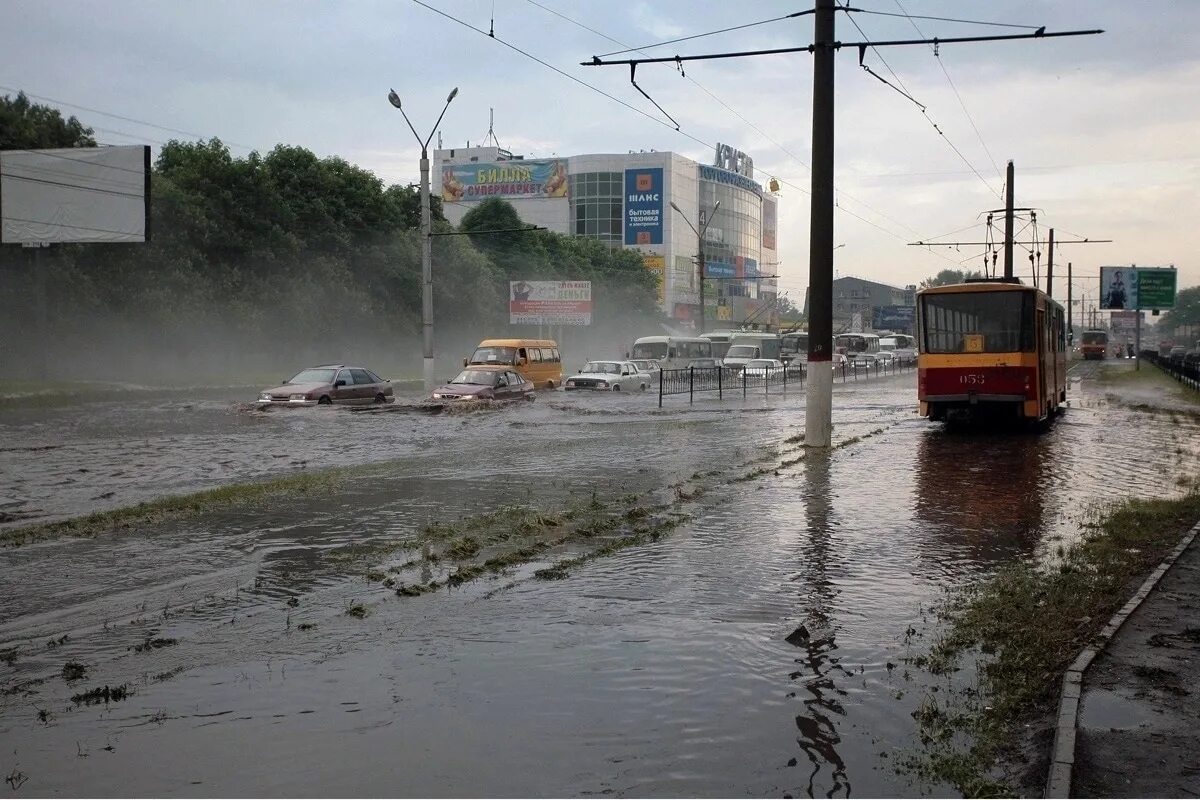 Курск Центральный рынок потоп. Центр Курска затопило. Ливень в Курске вчера. Ливень в Курске.
