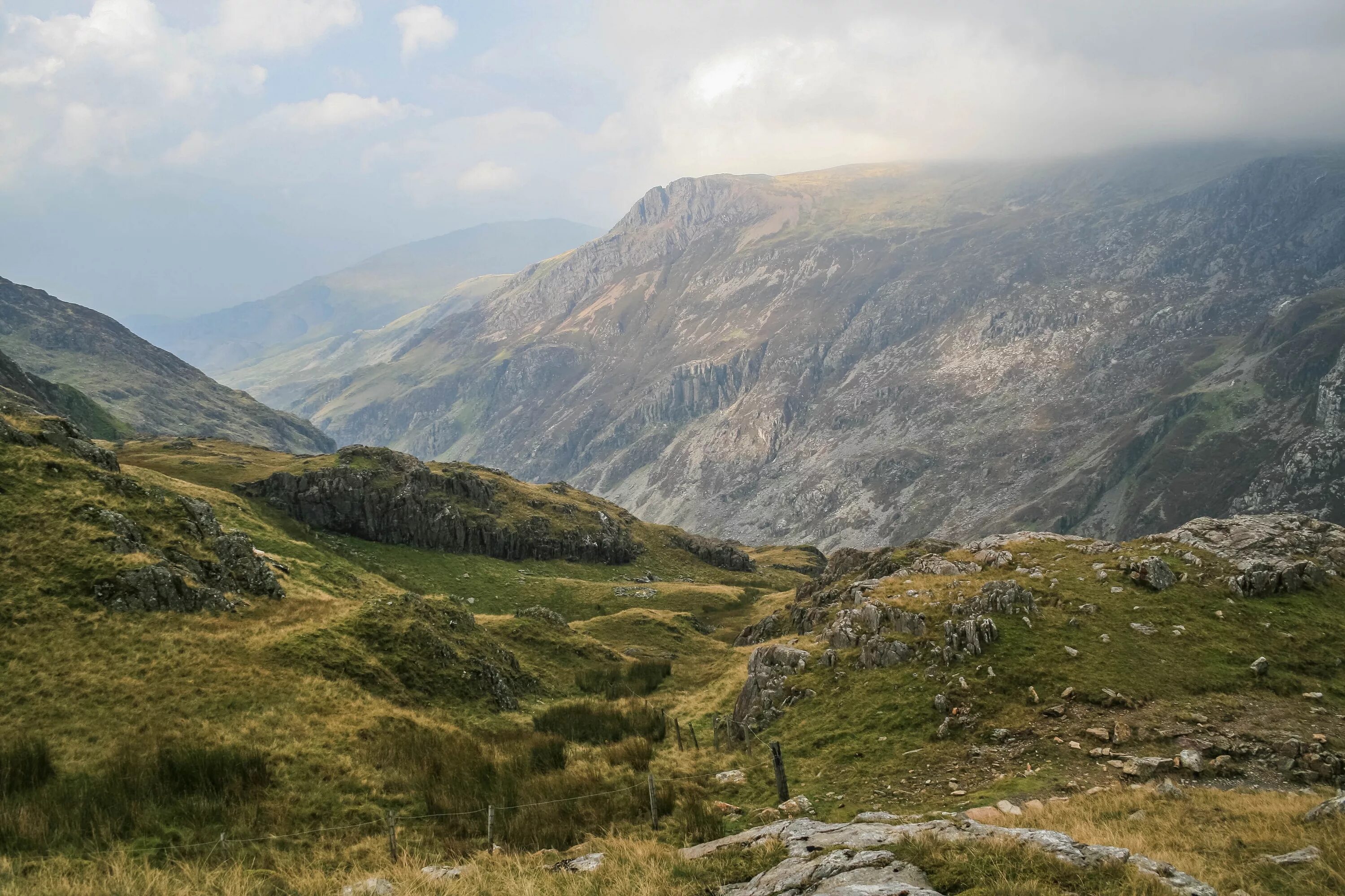 Влажный холм. Пеннинские горы Великобритании. Гористый Уэльс. Долина Wales. Уэльс ландшафт горы.