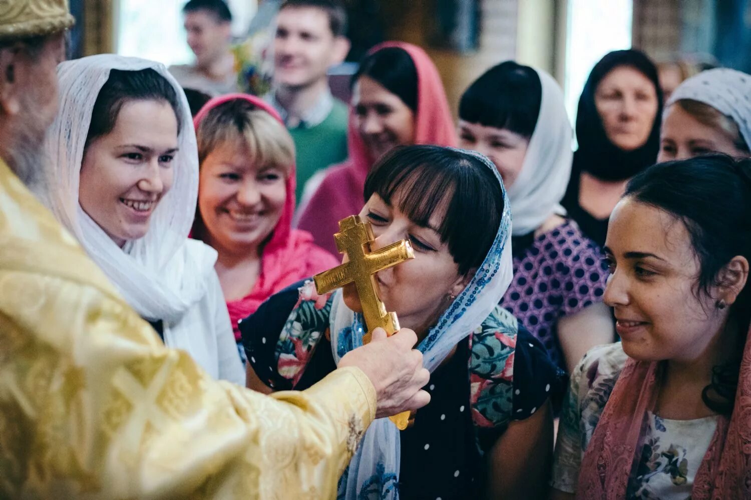 Этнический православный. Православные люди. Радостные люди в храме. Православные прихожане. Радость в храме.