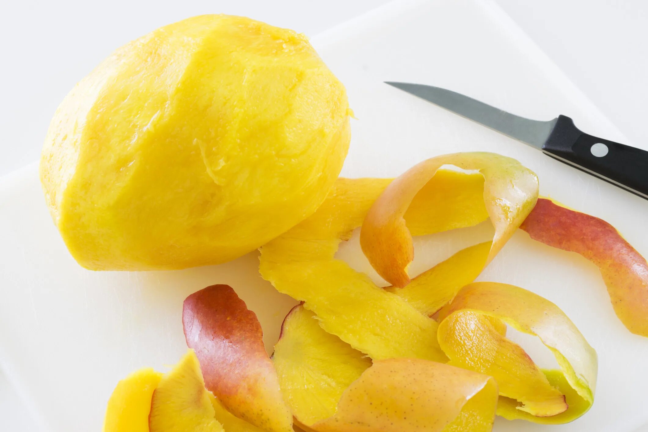 Манго едят с кожурой или нет. Peeled Mango. Девушка с манго. Кожура манго. Манго в руке.