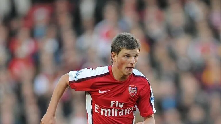 Аршавин 2011. Российский футболист выступающий за арсенал. Андрей аршавин arsenal. Вот и соснула барса головин. Головин и мостовой.