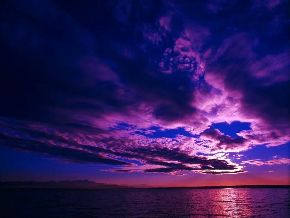 Сине розовый свет. Фиолетовое небо. Фиолетовый закат. Фиолетовое облако. Красивое фиолетовое небо.