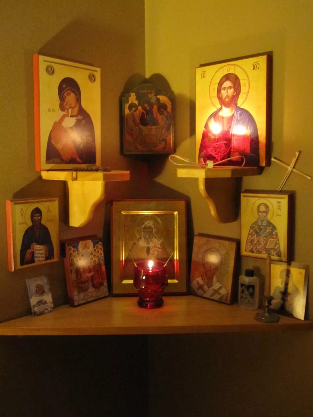 Где правильно ставить иконы. Иконы дома. святой угол. святой угол в доме. красный угол в квартире.