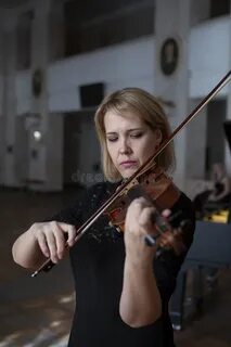 My sister plays violin